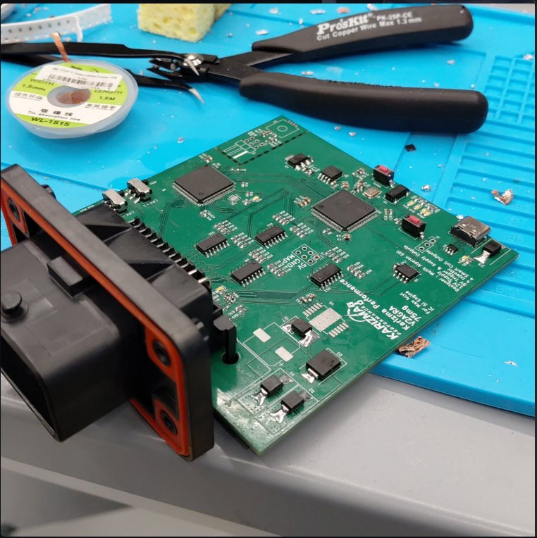 Karizma ECU PCB geliştirme fotoğrafı; Molex konnektör ve elektronik kart