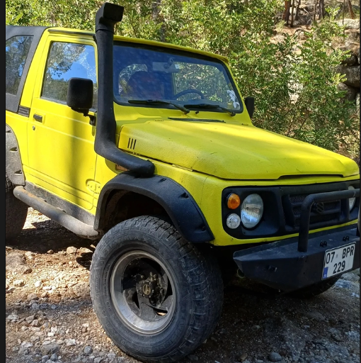 Samu projesindeki sarı Suzuki Samurai; gerçek araç fotoğrafı